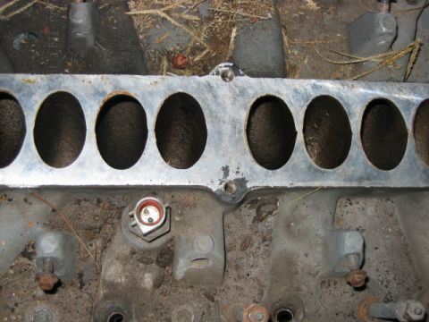 1992 Ford Bronco - The intake plenum was dirty but not filthy.