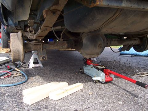 2000 Jeep Cherokee - Rear axle and suspension components are elevated on jack stands for maintenance.