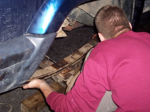 2000 Jeep Cherokee - Jere putting in the driver side leaf