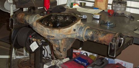 1990 Ford Bronco - hold-downs are modified 10.25 bearing caps