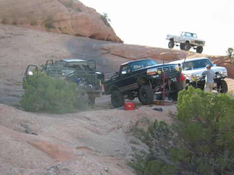 1993 Ford Bronco - working to get scotts rig off the trail