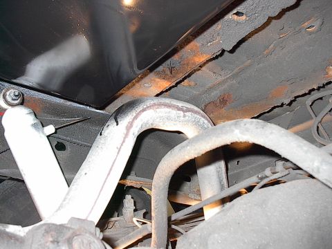 1986 Ford Bronco - Here's a shot of the clearance that exists between the oversized tailpipe and the back of the new under floor box.