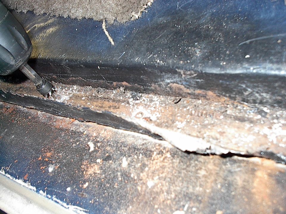 Spot weld cutter in action. Once they're drilled out you just seperate the rest with a cold chisel to pry under what's left of the metal edging.