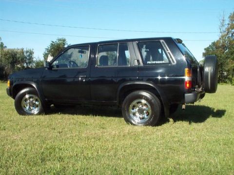 1995 Nissan Pathfinder - Side shot after I took her through the quarter wash.