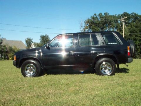 1995 Nissan Pathfinder - Full side shot after I took her through the quarter wash.