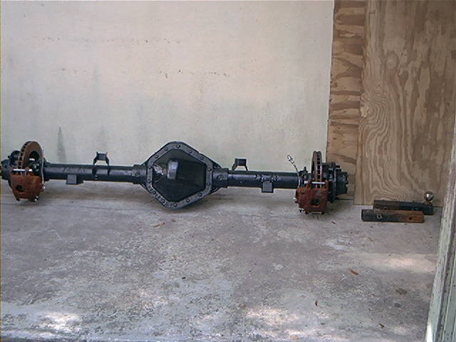 Rear axle assembly with disc brakes