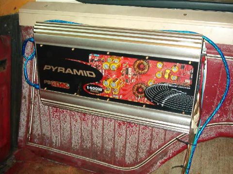 1979 Ford Bronco - A Pyramid car amplifier is mounted inside a vehicle, displaying its electronic components and power specifications.