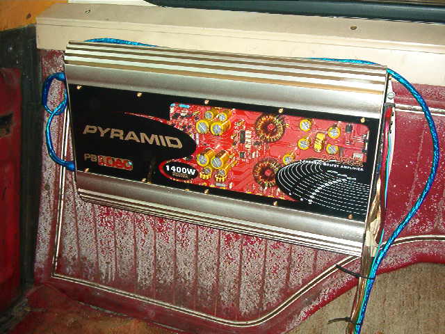 Pyramid PB3000 car amplifier with 1400W power rating, showing internal circuitry