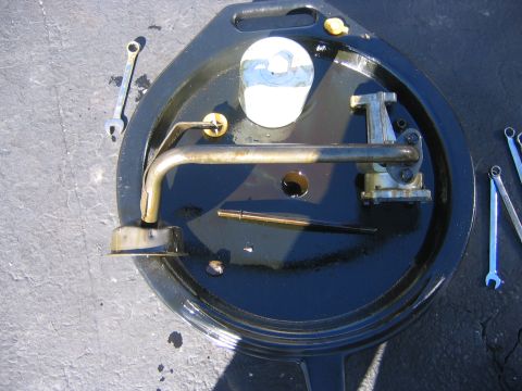 1995 Ford Bronco - The pump and the pick-up will still be attached when the pan come off, I thought it was easier to do it this way. Make sure you clean the p…