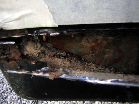1995 Ford Bronco - This vehicle's rocker panel has severe rust damage, exposing the internal structure.