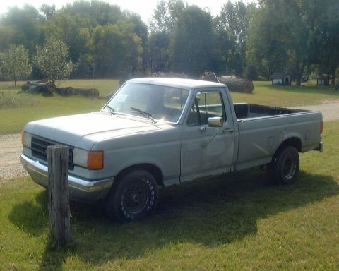 1985 Ford F-150 - This is a 1987 Ford F-150 pickup truck, not a 1985 model.