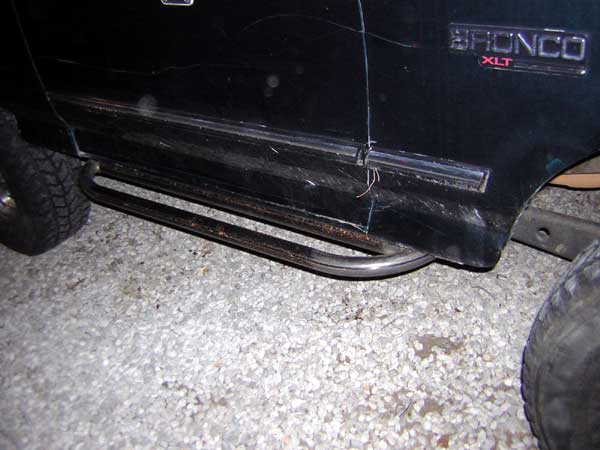 1995 Ford Bronco side view showing running boards and XLT badging