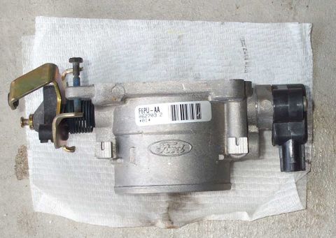 1998 Ford Crown Victoria - A top view of the 70mm TB.