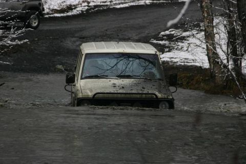 1985 Ford Bronco - Mike diving in.