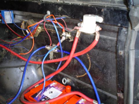 1981 Ford Bronco - Voltage regulator, solenoid, 2 Oddyssey batteries and a 70 A dual battery manager.