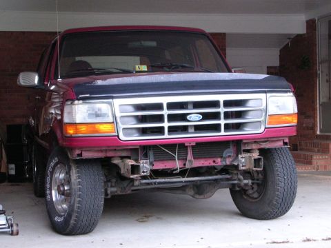 1995 Ford Bronco - Making way for new bumper. Notice the lean on the passenger side