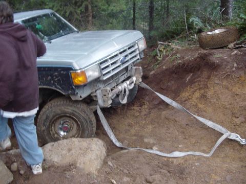 1987 Ford Bronco - yup, 33s on 16.5 rims aired down + rocksidewall dont get along, had to winch out,