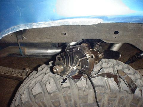 1988 Ford Bronco - The differential appears to have failed catastrophically, leaving metal shards around the tire.