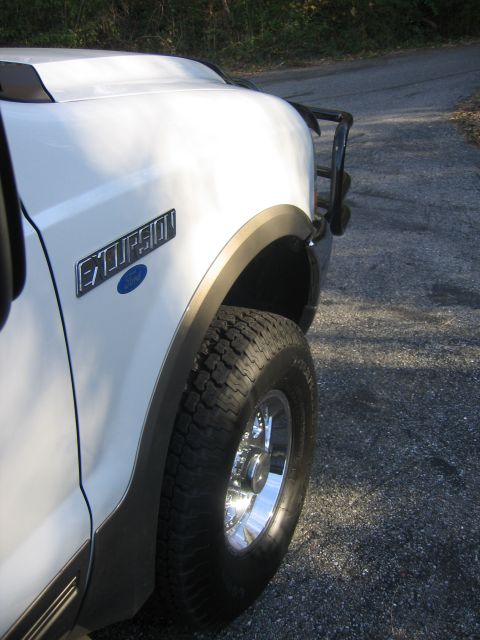2003 Ford Excursion - Detail of RH Wraparound