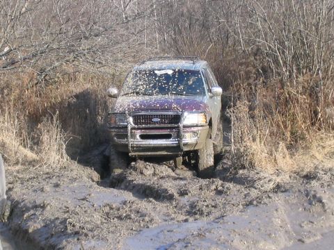 1994 Ford Bronco - This Ford Expedition is deep in mud, struggling to get through the trail.