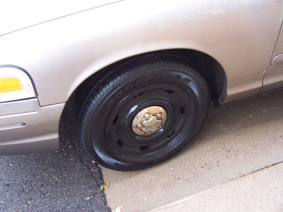 Tan 2001 Ford Crown Victoria wheel and fender