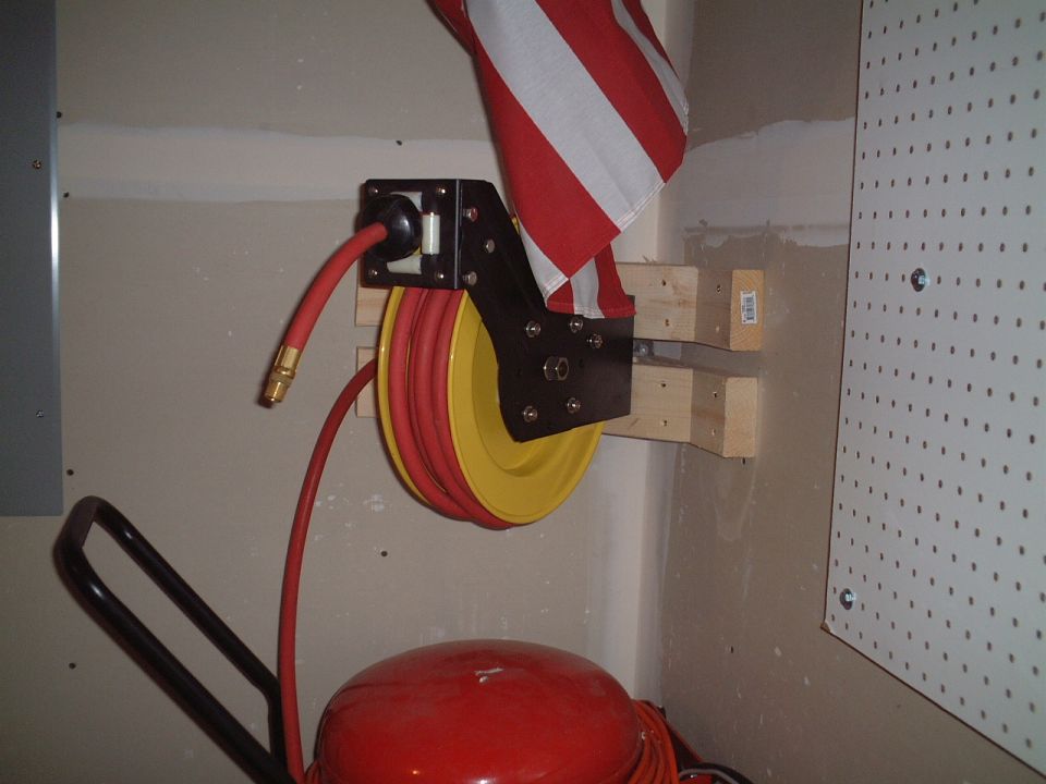 Retractable air hose for the air compressor.