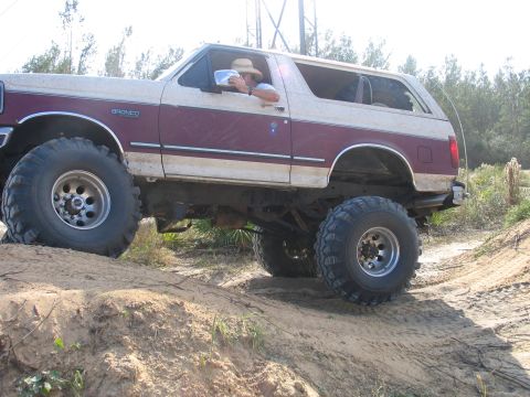 1992 Ford Bronco - limiting straps doing their job.