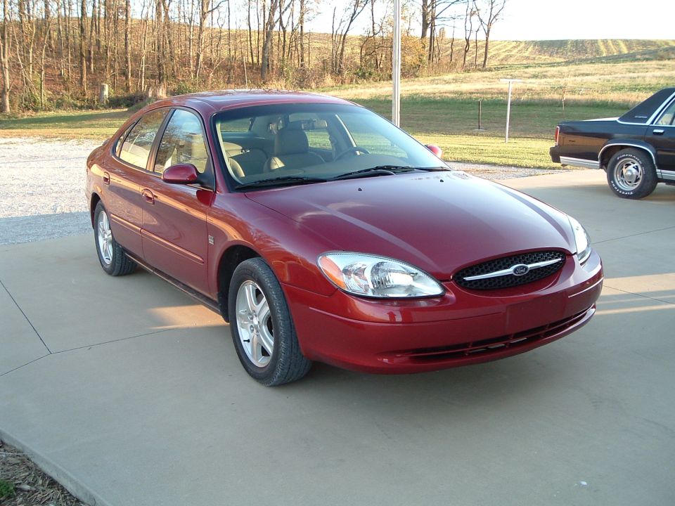 Red 2001 Ford Taurus 3q-front view
