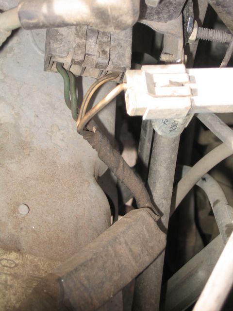 1988 Ford Bronco - plug below coil. connectors either are one place fit only or color matching
