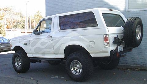 1995 Ford Bronco - Shot from the rear. Here you can see the pattern of the sides. I just needed to cover the wheel openings (rust repair) and other minor chip…