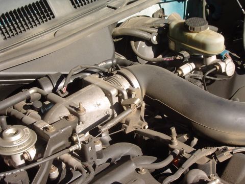 1999 Ford Crown Victoria - Septmeber 26, 2004 Another close up of the throttle body and air intake pipe before spacer/intakre kit installation.