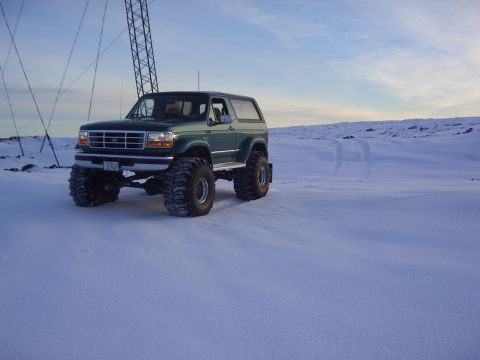 1996 Ford Bronco - This lifted 1996 Ford Bronco navigates a snowy terrain, its off-road capabilities.