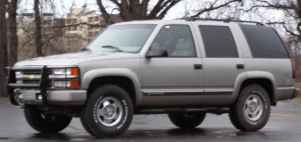 2000 Chevrolet Tahoe - This 2000 Chevrolet Tahoe features a prominent brush guard on its front end.