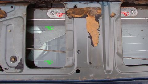 1983 Ford Bronco - The nuts for the glass track (red pointers) are under this fixed support, but the bolts for the regulator (green pointers) will be accessib…