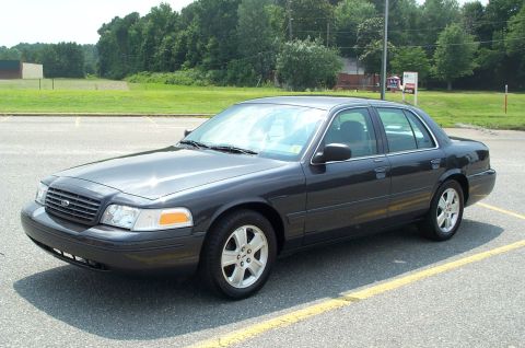 2004 Ford Crown Victoria photo