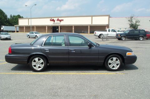 2004 Ford Crown Victoria photo