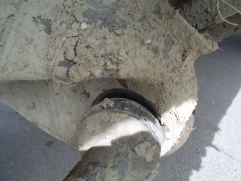 1981 Ford Bronco - the problem.. they were wearing into the brackets.