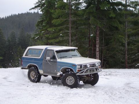 1989 Ford Bronco - Todd spinning the tires a bit