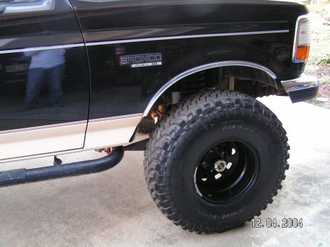 1993 Ford Bronco - MM manual hubs installed and trimmed front fender.