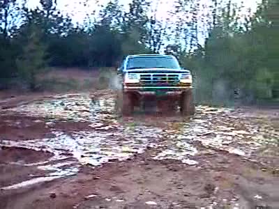 1993 Ford Bronco - Going through mud 2WD!