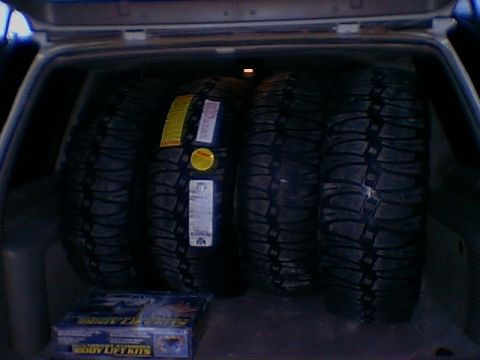 1999 Cadillac Escalade - OOO new tires, I hope they fit under with more room than they fit inside.