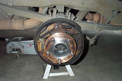 1995 Ford Bronco - This is the right hand side. This side was saturated in gear lube due to a worn out axle that was replaced recently.