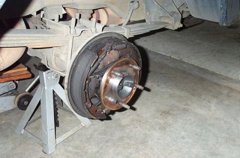 1995 Ford Bronco - The old setup ready to come apart.