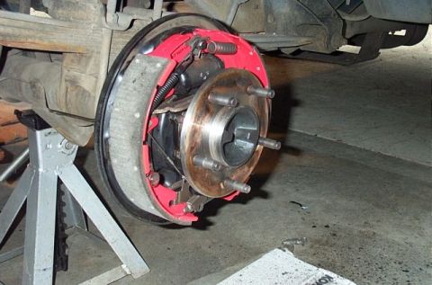 1995 Ford Bronco - Left hand side with backing plate cleaned up, new shoes and wheel cylinder installed. All moving parts were greased wtih synthetic grease.