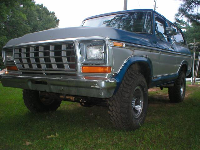 1978 Ford Bronco front quarter view, blue and silver two-tone paint, aftermarket wheels