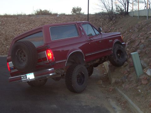 1991 Ford Bronco - Tire off of the ground, as usual the front end is doing all the work, TTB