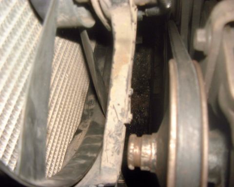 1985 Ford F-150 - Close-up view of the engine bay, showing the radiator and a belt, with Supermotors.net branding visible.