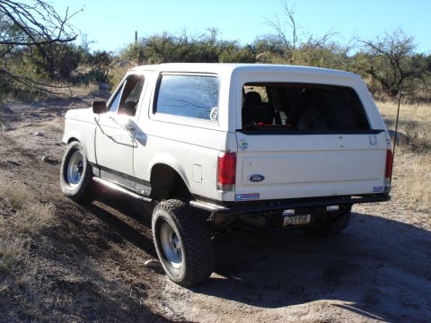 1987 Ford Bronco - The left rear has about 3 more inches of downtravel available.