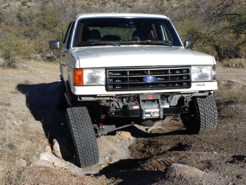 1987 Ford Bronco - The right front is maxed out, while the left front has another 2" of uptravel before it hits the inner fender.