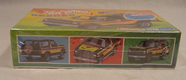 Box for a Hot Wheels model kit showing three different vehicle illustrations: a Bronco, a pickup truck, and another Bronco